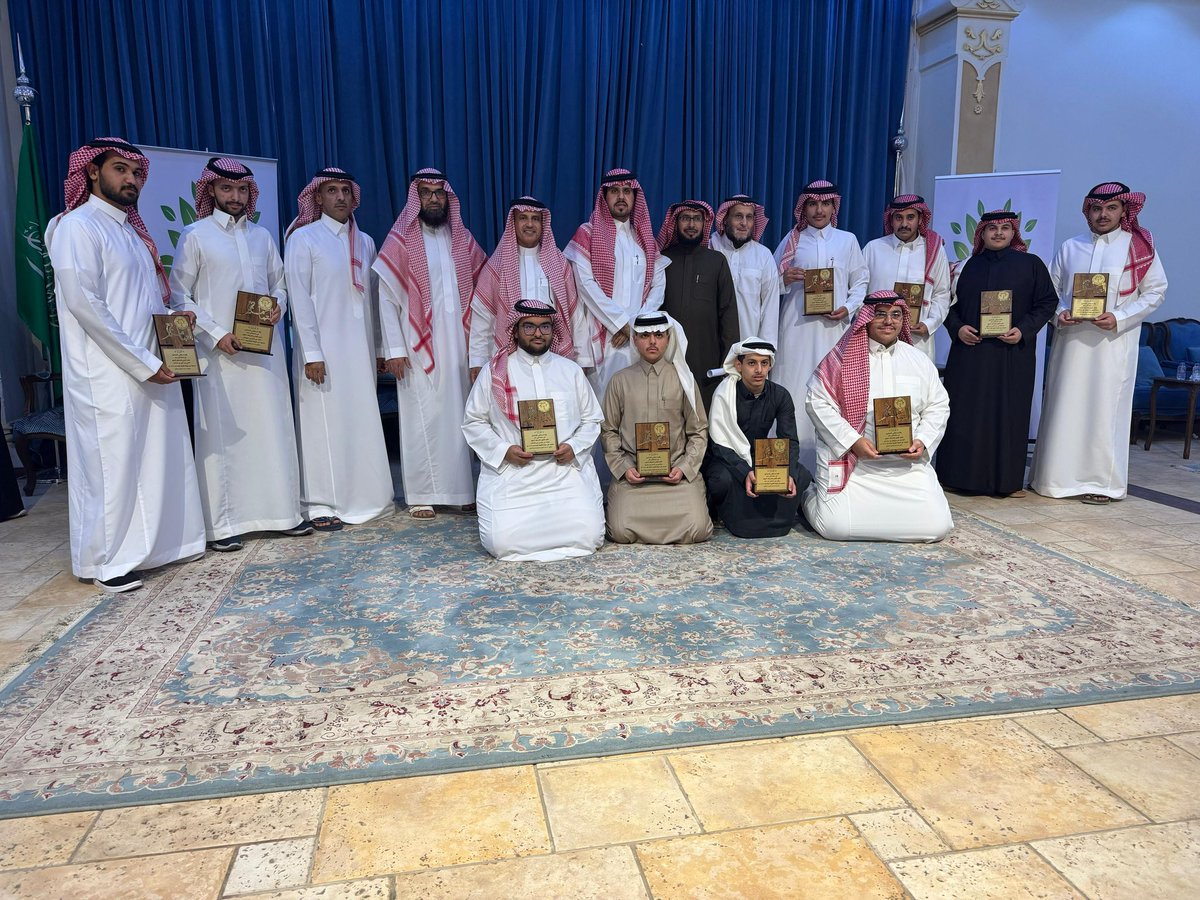 multga_altmamer's tweet photo. صورة جماعية لشبابنا الخريجين https://t.co/7AJodWujWg