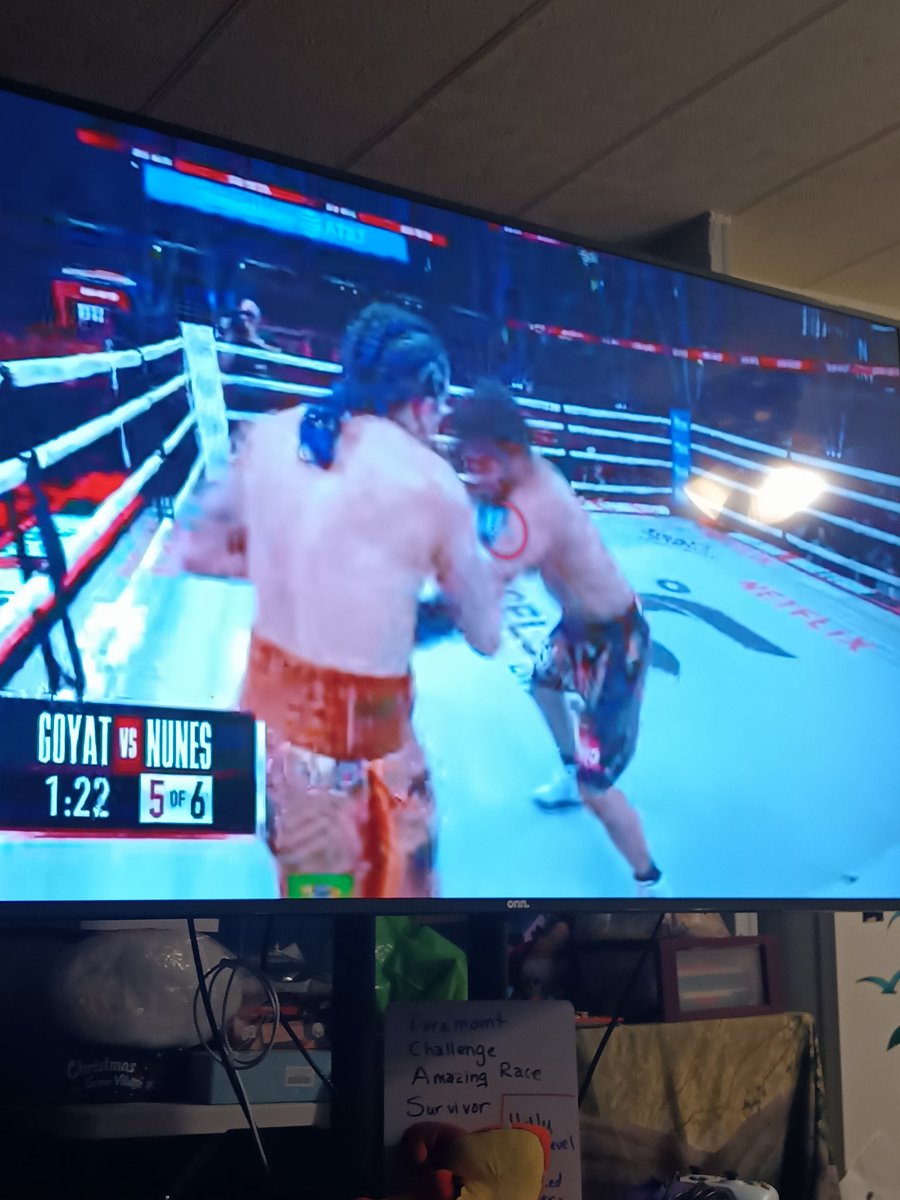 azmatthews's tweet photo. Am I the only one with constant buffering? Netflix has done this zero times before. Now it's froze again. #PaulTyson https://t.co/BCvhm07M5h