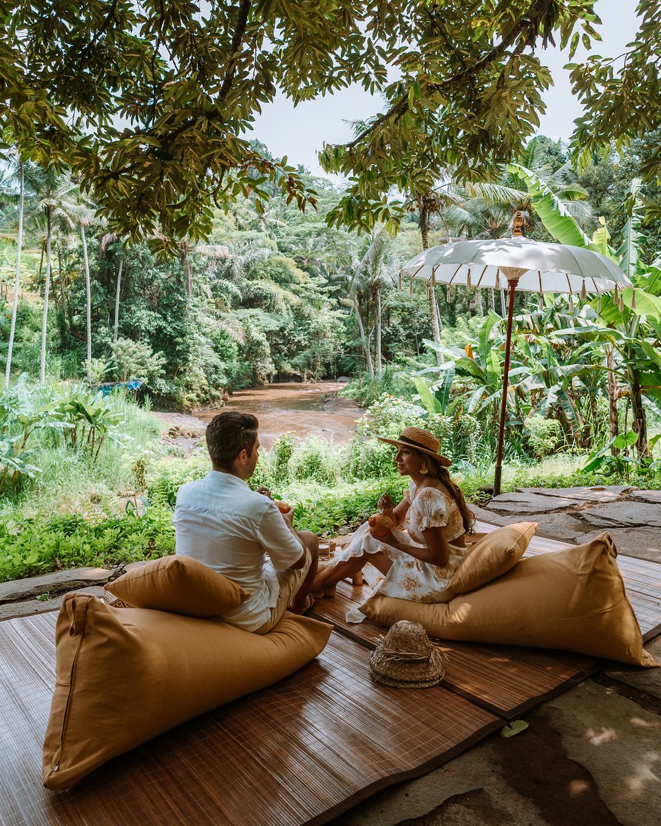 FSBali's tweet image. A lush 20-minute trail walk brings you to where our chef presides over a traditional camp kitchen. A private riverside location accessible only by foot, and only to Four Seasons guests 📸: @beeoncloud9 #LunchWithAView #JungleVibes #experienceFS