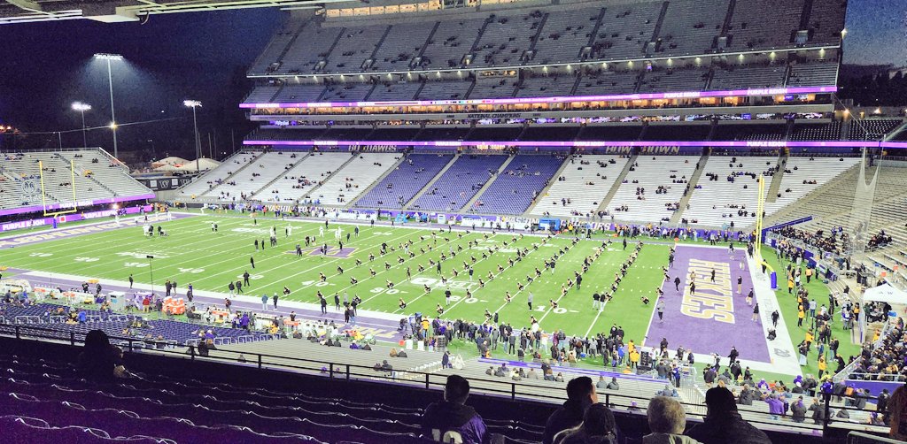 sako_thirty's tweet photo. Perfect chilly evening for a Husky Football Senior Night Blackout at the Greatest Setting! 💜🏈 #GoDawgs #ForTheW #GreatestSetting #PurpleReign #BeatUCLA https://t.co/d9XyHdDvJq