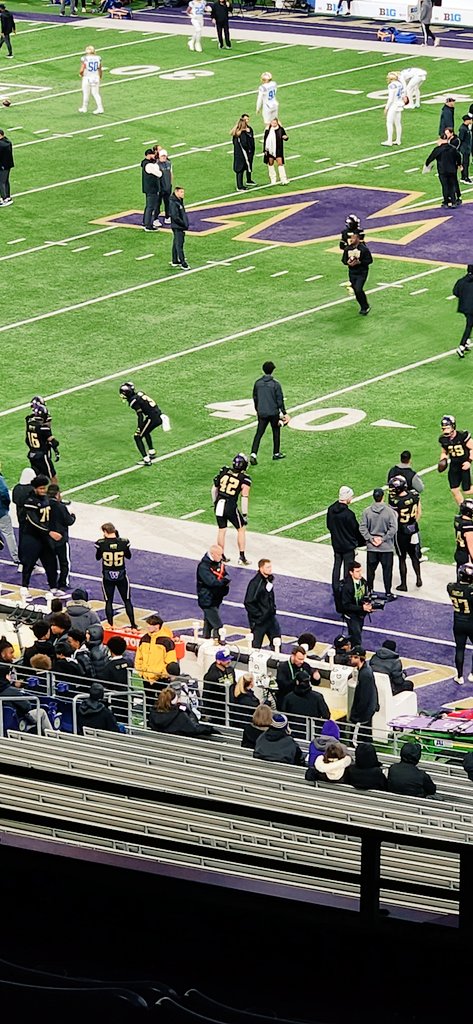 sako_thirty's tweet photo. Perfect chilly evening for a Husky Football Senior Night Blackout at the Greatest Setting! 💜🏈 #GoDawgs #ForTheW #GreatestSetting #PurpleReign #BeatUCLA https://t.co/d9XyHdDvJq