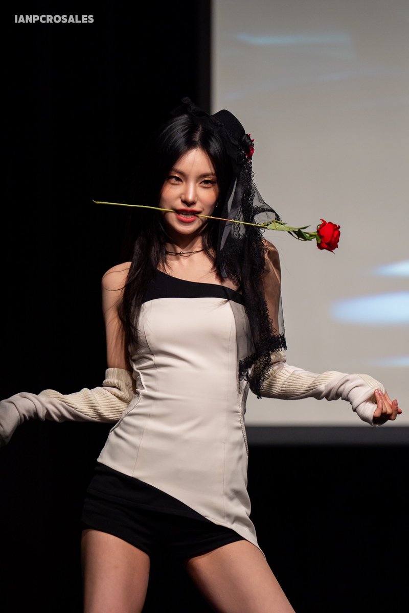 ianpcros's tweet photo. 241108 Whiplash🌹🖤

#예지 #YEJI 
#있지 #ITZY https://t.co/j2FHoq2xin