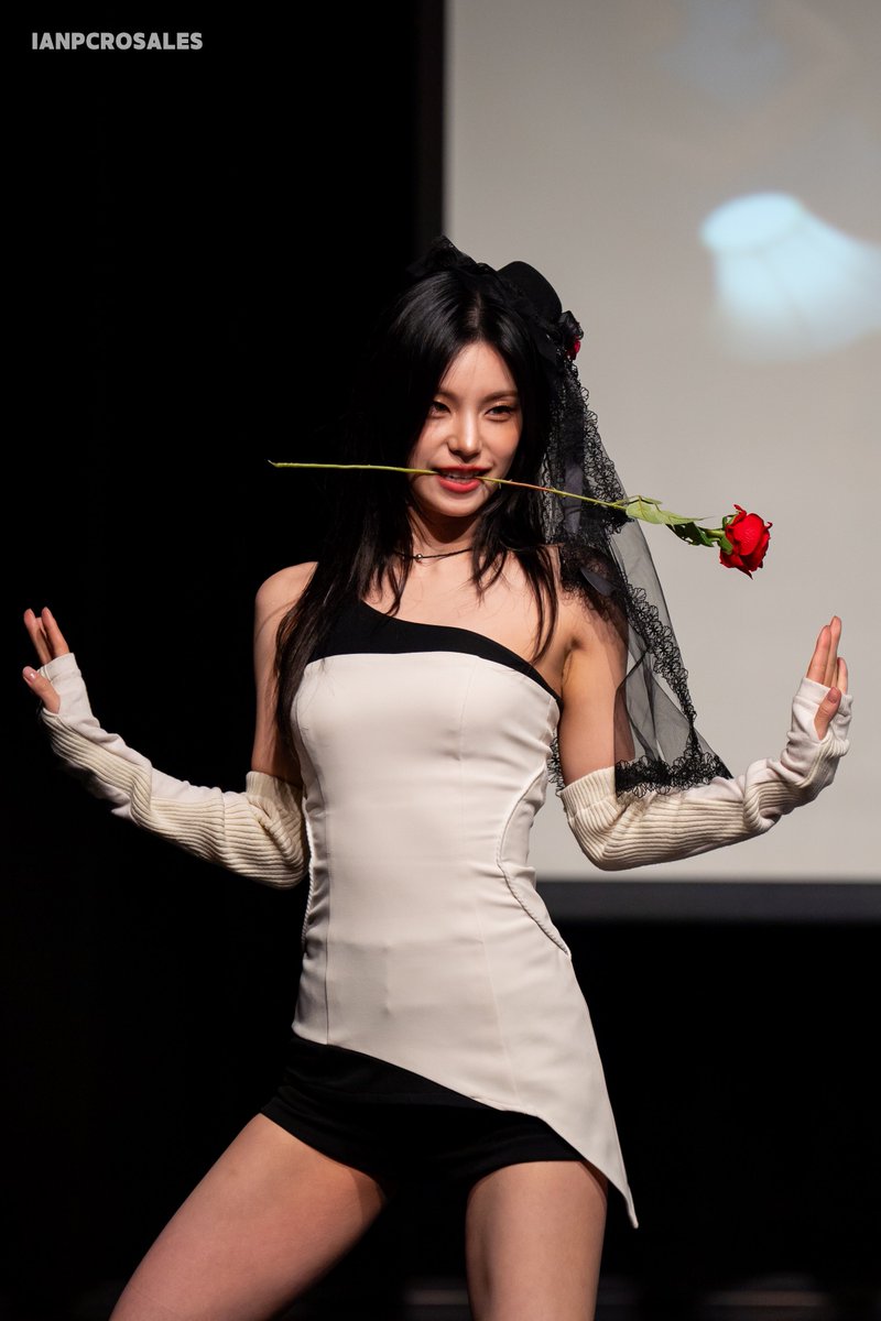 ianpcros's tweet photo. 241108 Whiplash🌹🖤

#예지 #YEJI 
#있지 #ITZY https://t.co/j2FHoq2xin