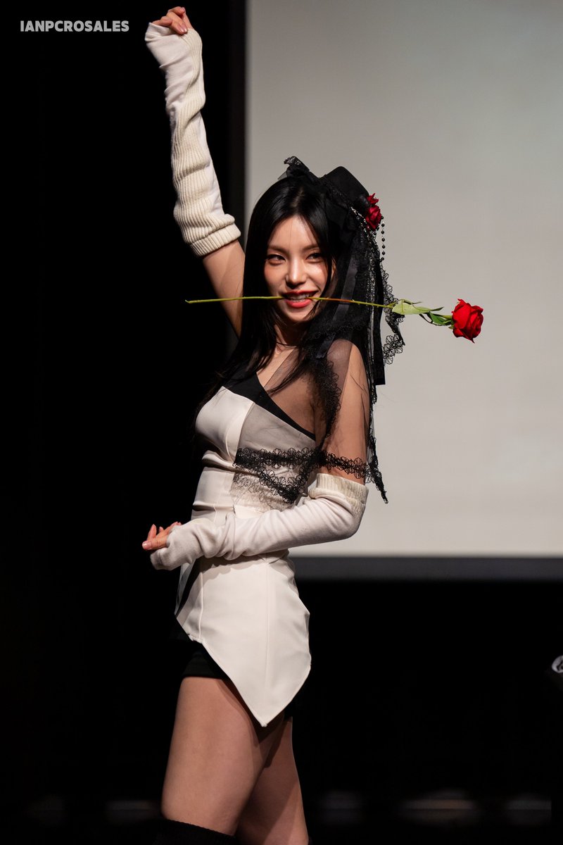 ianpcros's tweet photo. 241108 Whiplash🌹🖤

#예지 #YEJI 
#있지 #ITZY https://t.co/j2FHoq2xin