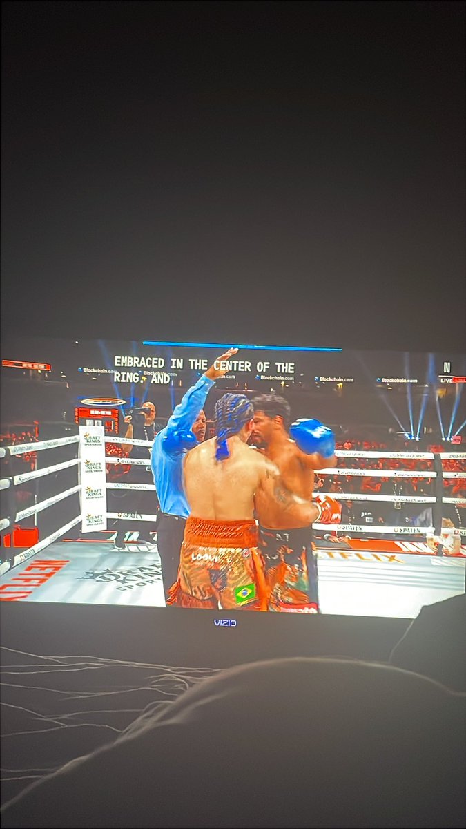 AmourMarie___'s tweet photo. How yall want us to spend all this money on a fuckin subscription an cant even keep up with the event??!? Buffering for over 3 mins now #Netflix This shit was better off on another platform https://t.co/DlKMlq5wxV