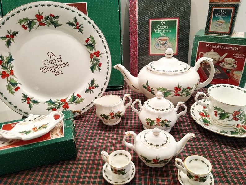 RetroRecollec's tweet photo. https://t.co/o7wDCYL2ut Vintage Collectible Christmas cup of tea, teapot, cup and saucer, cookie plates #TomHegg #ChristmasCupOfTea #teapot #teaCup #CookiePlate #wiseshopper https://t.co/6kUptVsRgJ