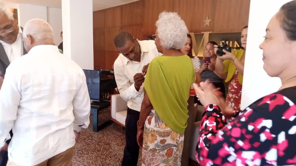 🇨🇺🇨🇺Es un alto honor recibir la Medalla Enrique Hart en la mañana de hoy. En el 63 Aniversario del <a href="/SNTAP3/">SNTAP en Tercera Conferencia 🇨🇺</a> los trabajadores de <a href="/Minjus_Cuba/">Ministerio de Justicia de la República de Cuba</a> seguiremos #UnidosXCuba, cumpliendo y venciendo.🇨🇺🇨🇺