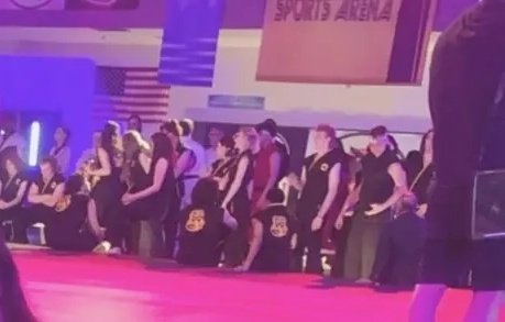 lamnyamal's tweet photo. 🚨 SPOILER PESADO

simplesmente TODO MUNDO no cobra kai do johnny https://t.co/OigwwVhk8W