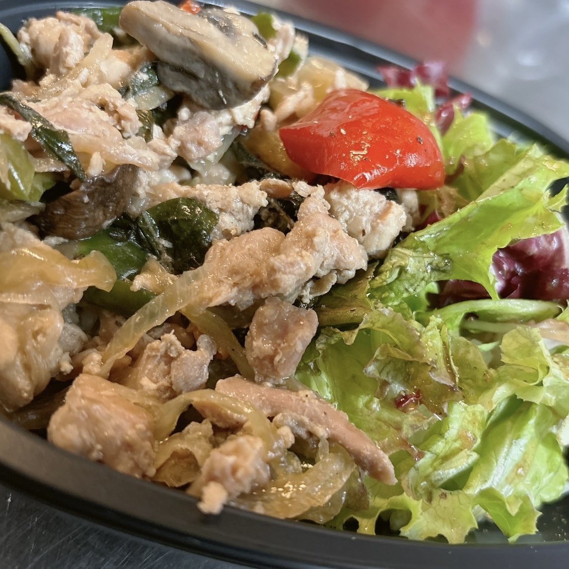ALLA_CONTADINA's tweet photo. 今日のお弁当💁🏻‍♀
#ガパオライス
⁡
今日のランチセット
ドリンク、スープ、サラダ、パンが付いてお得です🧚💫
⁡
#テイクアウト #ピザ
#オーガニックパスタ #katakura食堂 coda(コーダ)
#片倉町ランチ #三ツ沢 #岸根 
#新横浜 #横浜 https://t.co/1WtpWuvqT1
