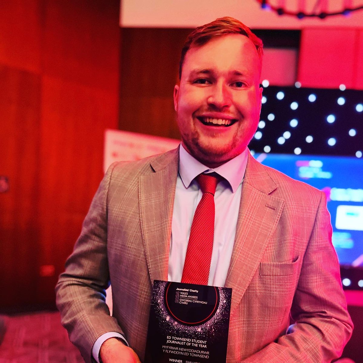 Cardiff Met Sport TV (@cmetsporttv) on Twitter photo Champion 🏆
Introducing Wales’ Student Journalist of the Year 2024
🥁 <a href="/CianTookey/">Cian</a>
🙏🏽 <a href="/W_M_A/">WalesMediaAwards</a>
📚 <a href="/cardiffmet/">Cardiff Metropolitan University</a>
🎥 #SportBroadcast Class of 2024 Champion 🏆
Introducing Wales’ Student Journalist of the Year 2024
🥁 <a href="/CianTookey/">Cian</a>
🙏🏽 <a href="/W_M_A/">WalesMediaAwards</a>
📚 <a href="/cardiffmet/">Cardiff Metropolitan University</a>
🎥 #SportBroadcast Class of 2024