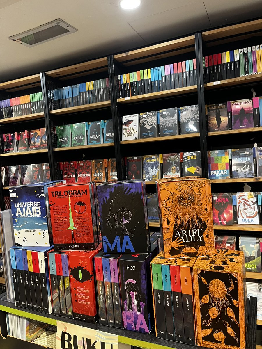 KedaiFixi's tweet photo. Empat buah boxset terkini keluaran FIXI boleh didapati di Kedai FIXI. 

#UniverseAjaib = RM120
#TrilogiAsrama = RM65
#Trilogram = RM65
#AriffAdly = RM93 https://t.co/1gStn41PVF