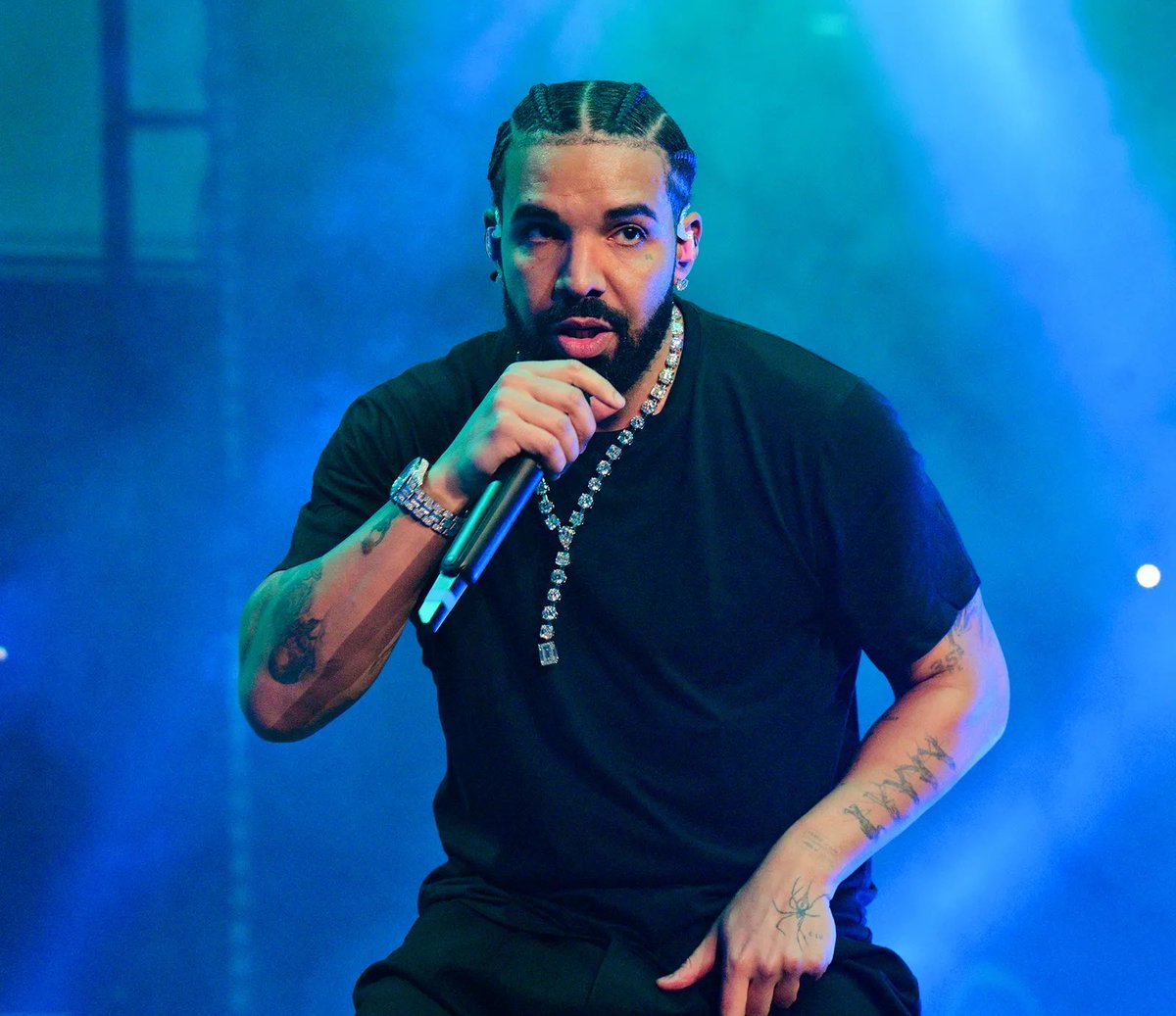 Drake has bet $355K on Mike Tyson beating Jake Paul tonight 👀