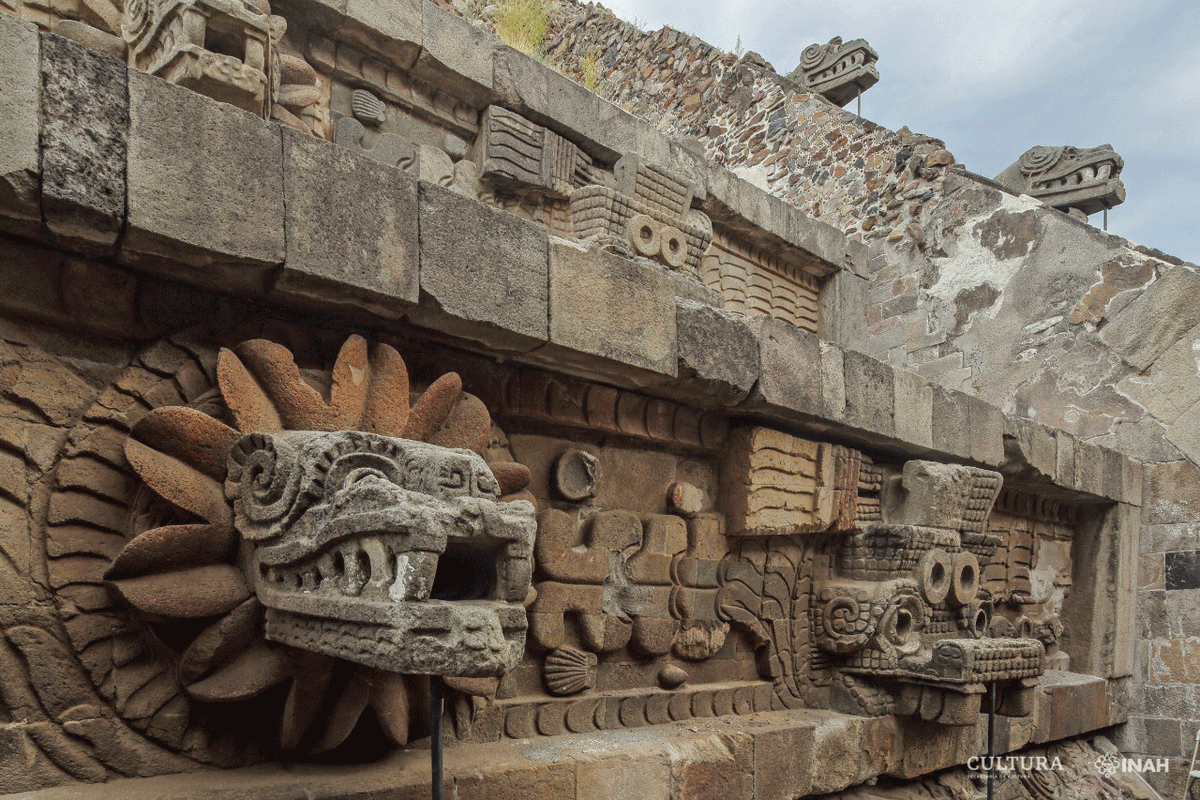 panda_profesor's tweet photo. Nace el tiempo
El Templo de la Serpiente Emplumada de #Teotihuacan es uno de los edificios más interesantes de esta urbe.
La fachada estaba cubierta de iconografía que entrelaza a la Serpiente Emplumada y a Cipactli (la tierra) entre símbolos marinos
#arqueologia 
#Mexicoantiguo https://t.co/5ykhZvtZSf