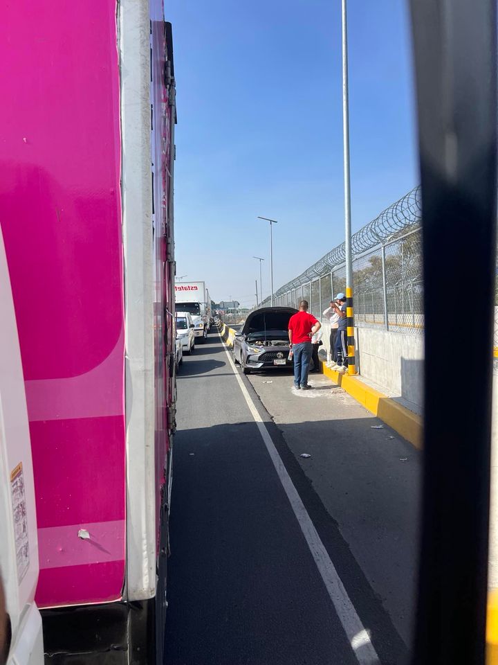 cuartodemillamx's tweet photo. En #Autex compre un liquido para limpiar vidrios y espejos y quedo super limpio, aunque de inicio crei que le habia quedado popo de pajaro, pero despues vi bien y no, no era popo.... al menos no de pajaro. https://t.co/Gd1baViu6Q