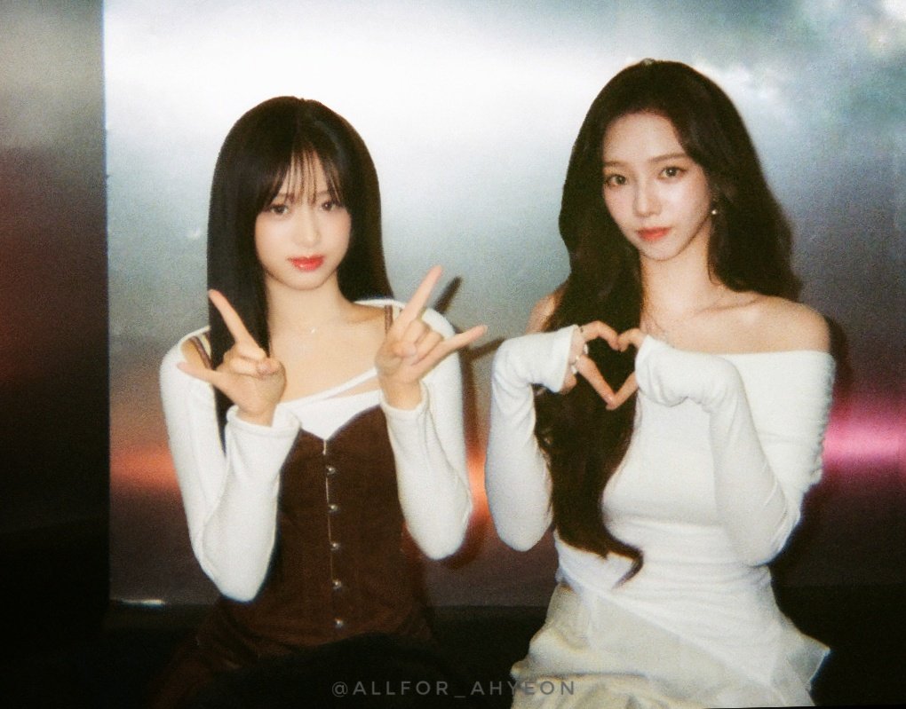 allfor_ahyeon's tweet photo. AHYEON with AESPA KARINA 🖤🤍 https://t.co/83m09s3BwX