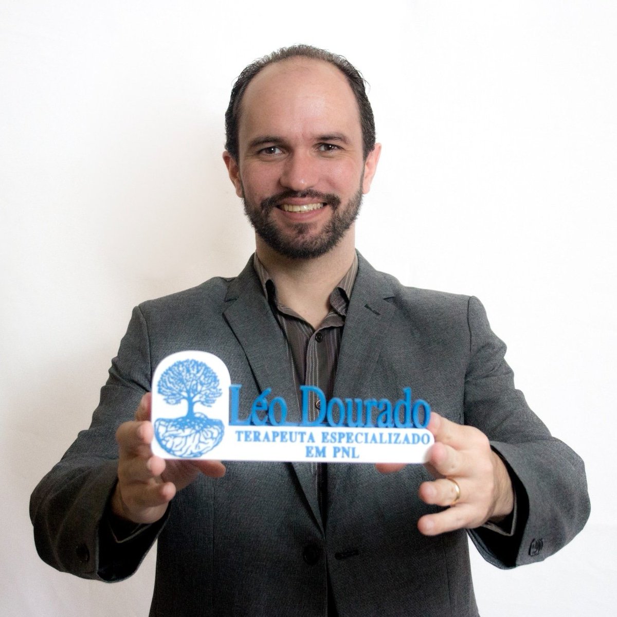 Casado com a incrível Rayanna Dourado <a href="/AnnaComCafe/">Bellydancer💃🏻</a> / <a href="/ray_anna13/">Anna Granger-Weasley ⚯͛</a>  ‍❤️‍ e apaixonado por transformar vidas! ✨ Filósofo, Teólogo e Terapeuta Holístico. Agende sua sessão e comece a sua jornada de autoconhecimento.  neft.com.br/léo-rezende-do… 
31-99385-0684
#terapia  #bemestar