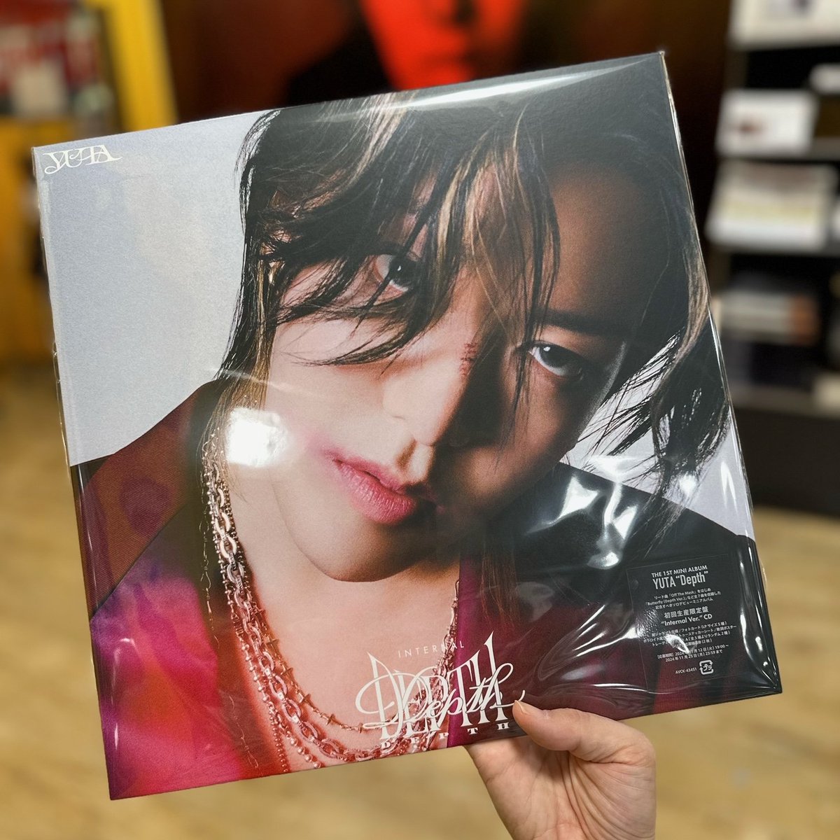 TOWER_Namba's tweet photo. 【#YUTA (#NCT127)】

「#Depth」めちゃ売れてます🍒

全形態在庫、特典もあり🌟
ラキドロも実施中！

発売記念施策も沢山✨
（日替わりのレシートも見逃せません！）

https://t.co/4S9j43p2Uk
ユウタくんのサイン入りポスターも掲示中ですので
ぜひ店頭でチェックを💚

#なんばKPOP
@NCT_OFFICIALJP https://t.co/ZiqQshnZO0