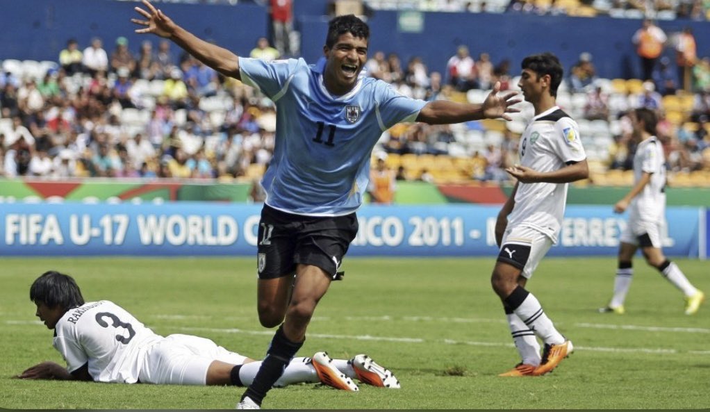 FootballRoomUy's tweet photo. Más de 10 años de diferencia entre una foto y otra.

Debut absoluto con la Selección mayor a los 30 años, marcando un gol fundamental.

Persevera y triunfarás @rodrigooaguirre 🔥🇺🇾 https://t.co/dBZy92FBcF