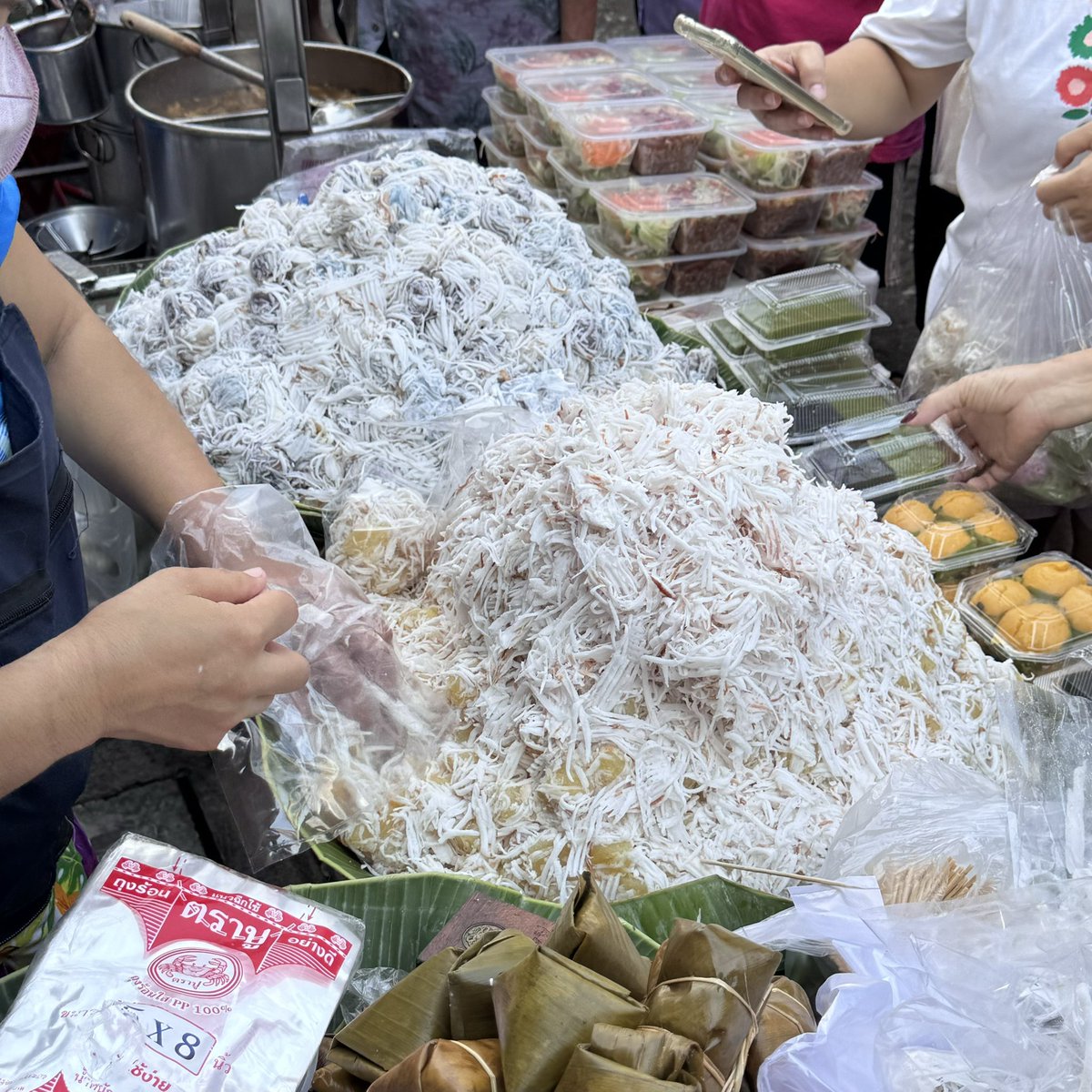 sfkkfs_'s tweet photo. แนะนำตลาดเช้า : ตลาดตอกหม้อ แถวเสาชิงช้า ตลาดเก่าแก่อีกที่ในกทม. อยู่ในซอย เช้านี้ไปเดินมา ของกินเยอะมากกก ราคาดี ไปเพราะอยากกินขนมต้มโบราณ อร่อยมากกกก 5 ลูก 20- มะพร้าวขูดเส้นเล็กแบบนี้คือที่สุดดด กินทีเดียว 10 ลูก 555555 https://t.co/CfhtBWF9M7