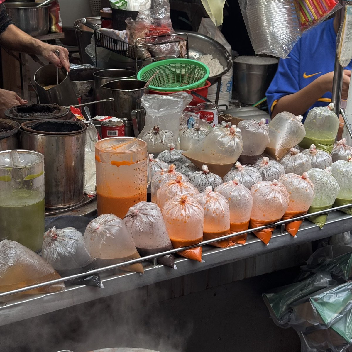 sfkkfs_'s tweet photo. แนะนำตลาดเช้า : ตลาดตอกหม้อ แถวเสาชิงช้า ตลาดเก่าแก่อีกที่ในกทม. อยู่ในซอย เช้านี้ไปเดินมา ของกินเยอะมากกก ราคาดี ไปเพราะอยากกินขนมต้มโบราณ อร่อยมากกกก 5 ลูก 20- มะพร้าวขูดเส้นเล็กแบบนี้คือที่สุดดด กินทีเดียว 10 ลูก 555555 https://t.co/CfhtBWF9M7
