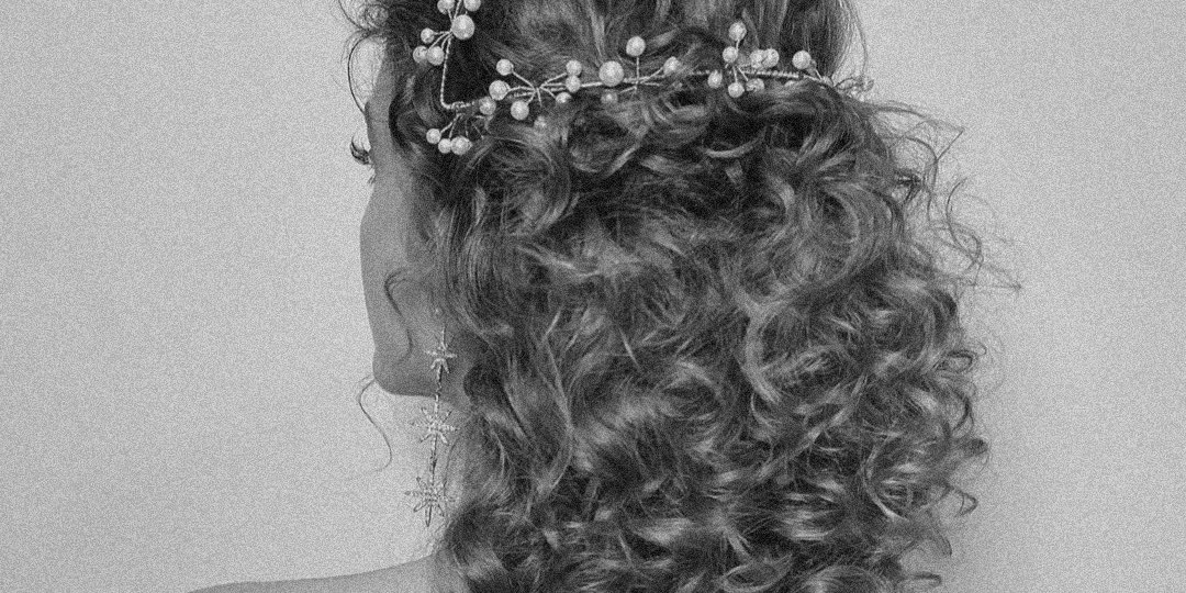 𝗉𝖺𝗀𝖾 𝟣. · princesa.⠀
𝗺𝗲𝖽𝗂𝖺 : 𝗇𝖾𝗐 𝗉𝗈𝗌𝗍! 𝜗𝜚 𝖬𝗈𝗇𝗍𝗉𝖾𝗅𝗅𝗂𝖾𝗋, 𝖥𝗋𝖺𝗇𝖼𝖾.

색상 · El corazón late,
Un ritmo que me llena,
Tu sonrisa, mi norte,
En este mar de pena.