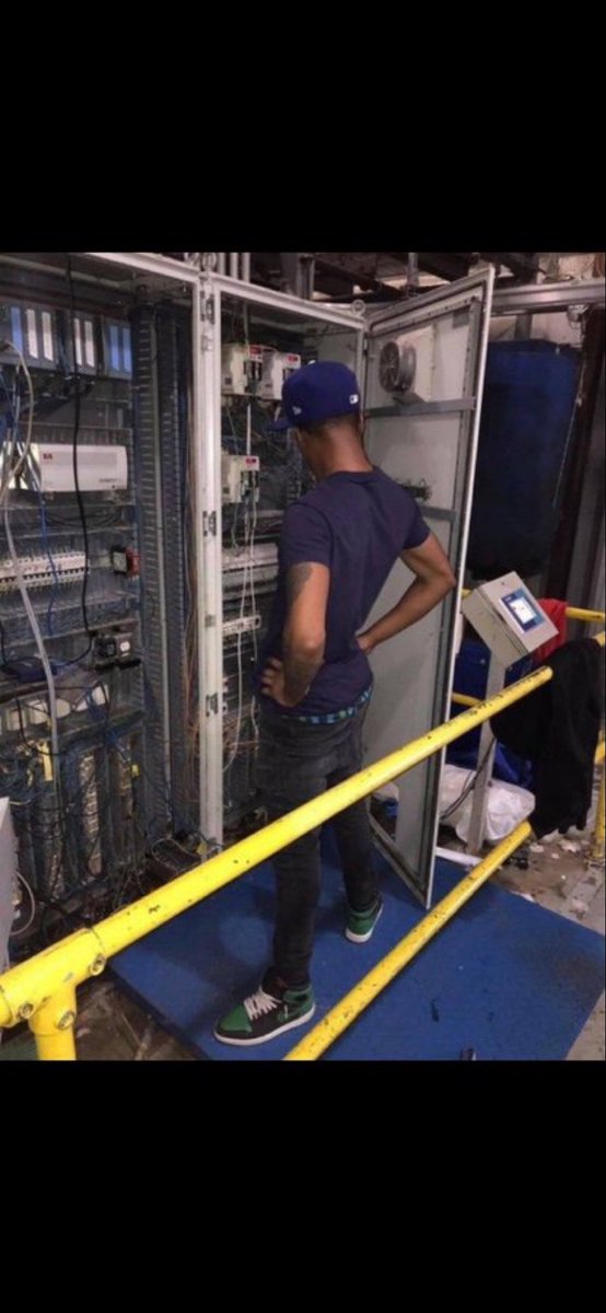 real_defender's tweet image. Current situation at #Netflix headquarters. #PaulTyson #NetflixBoxing