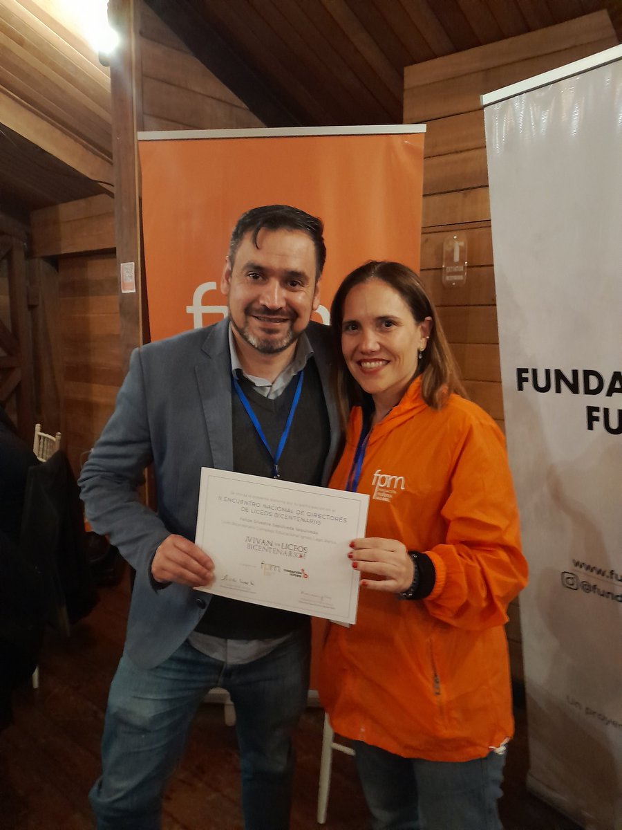 Chile2050's tweet photo. Ya entrada la noche y cerrando una intensa jornada, quiero expresar mi profundo agradecimiento a @Manena por su fraternidad, compromiso y por motivar a quienes lideramos los Liceos Bicentenarios Excelencia. 
📚📚📚📖📖📖📚📚 https://t.co/hqk8kFEnQd