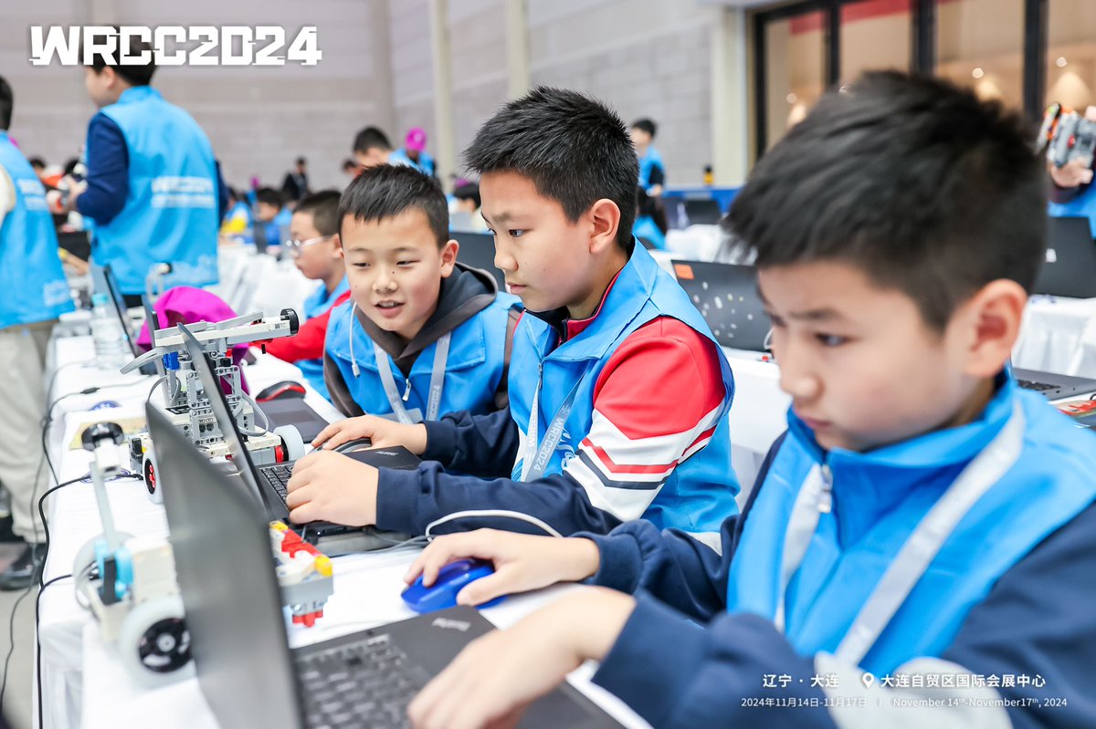 amychan301's tweet photo. Day two:
WRC-Dalian competition, super AI!
15th-17th, November, 2024
#education #coding #ZMROBO #robotics #WiseKit #AI #k12education #k12schools #pythonprogramming #STEM #build #play #create #kids #solutions #student #competition #robotics #training #children #ai #WRC #super https://t.co/dP9ya4F7C2