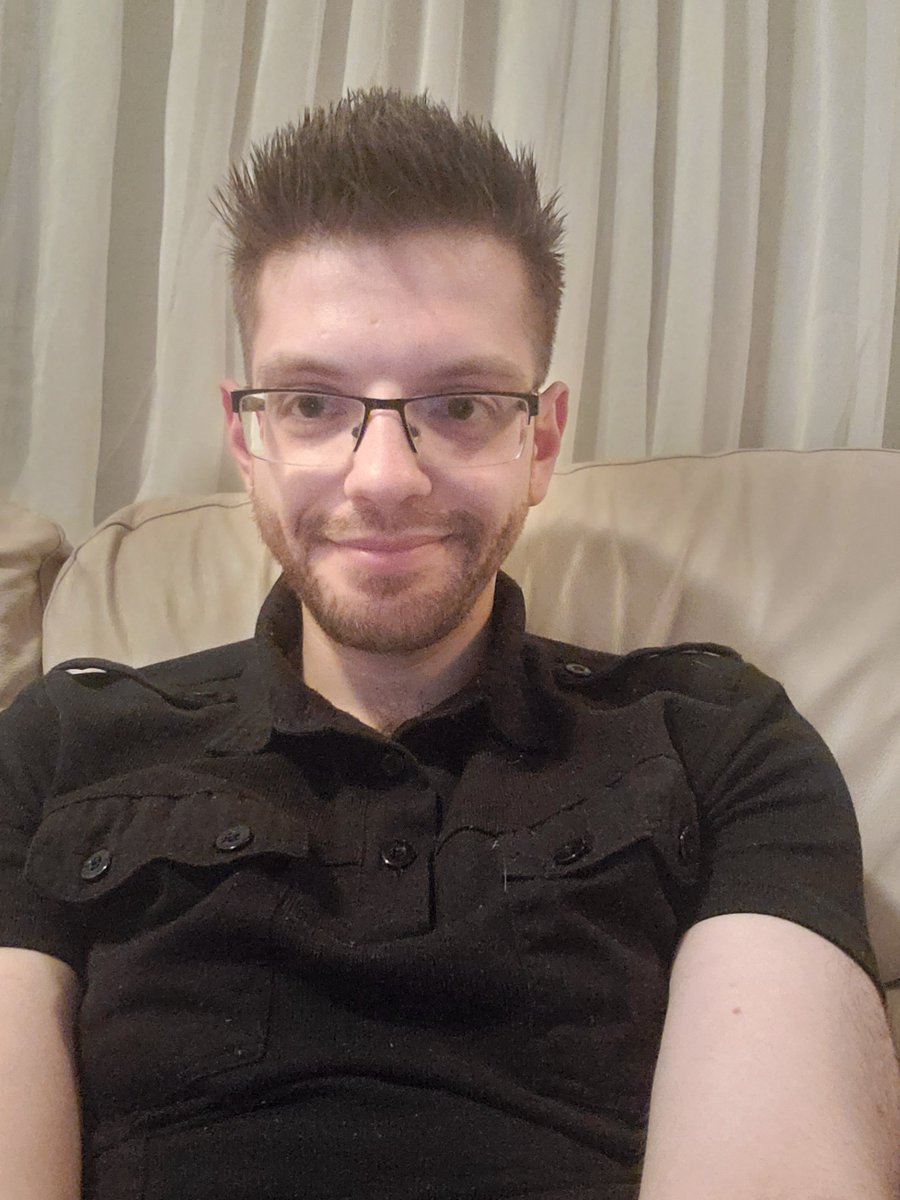 MuscatAUS's tweet photo. Because the only other two pics of me on my timeline are either me incredibly drunk or twelve https://t.co/IjHQ4arCL7