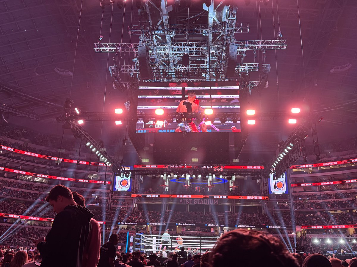 slingload's tweet photo. @netflix Hey Netflix. How about turning off these LED flood lights that are blinding us? #PaulTyson https://t.co/uQN0hBjxCD