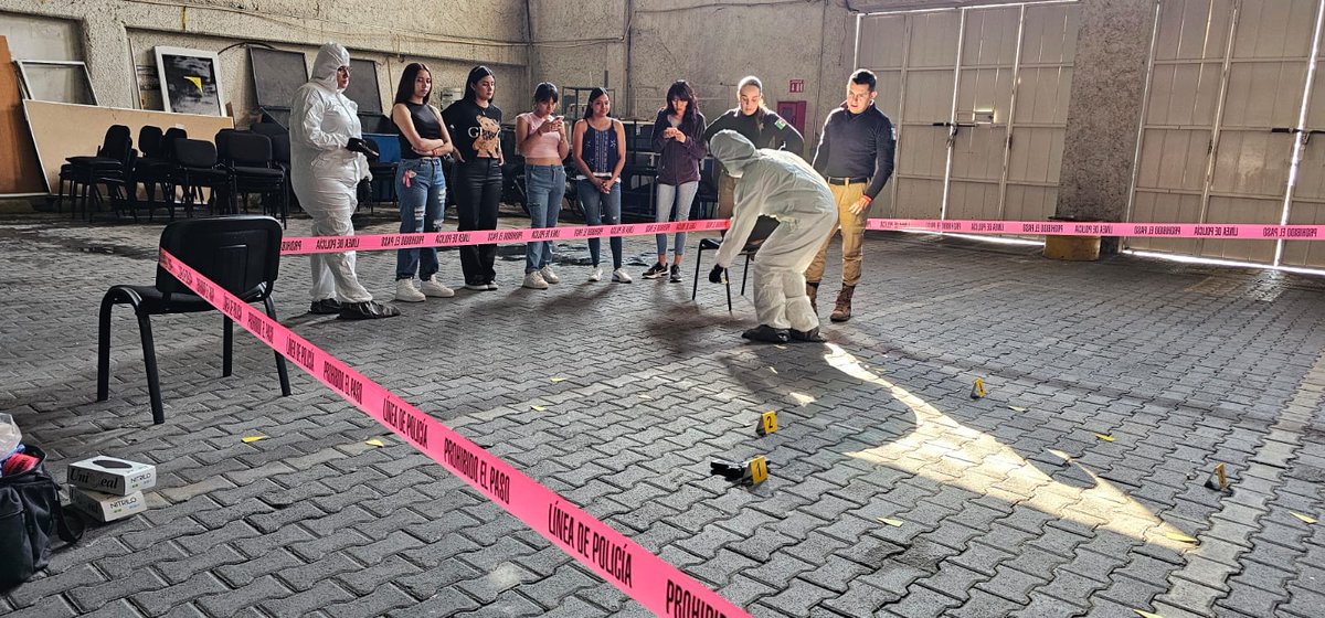 PoliciaZapopan's tweet photo. Nuestros compañeros de la Unidad de Policías con Capacidades para Procesar "Cóndor" realizaron una práctica demostrativa estudiantes de Criminología, Criminalística y Técnicas Periciales del #CLEU, en el marco de la #ExpoCrimi2024. https://t.co/4x3ju4yw78