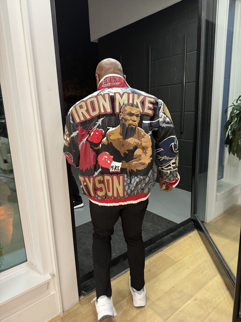Reggie_ZAR's tweet image. The Iron man is in the house 🥊 

#MikeJake #JakeVsMike
