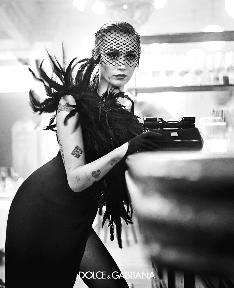 PopCrave's tweet photo. Miley Cyrus stuns for Dolce &amp; Gabbana. https://t.co/ojyXIDZ5HJ