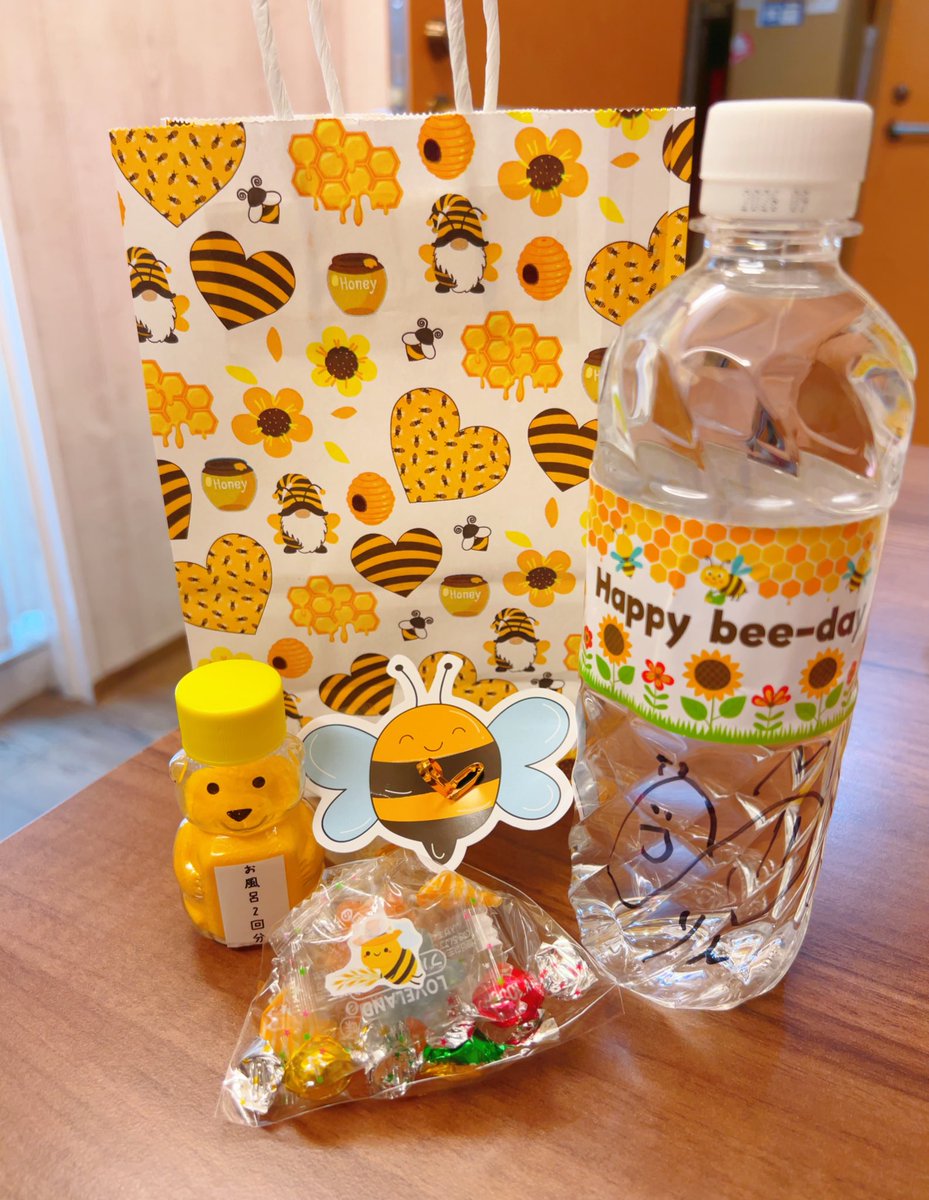 本日です︎💕︎待ってるね！

グッズは全て私の手作り💓

ハニ水はラベル張りとサイン書き
入浴剤は香り調合やテプラ張りも
お菓子の包装も拘って蜂さん🐝✨️

1つ1つ拘り愛情たっぷり込めたよ💓

徹夜した甲斐あって間に合ったぁ😭

店舗様にダンボール7箱も発送して
驚かれちゃった😂すみません🙇‍♀️ https://t.co/wPIhBI8Gq4