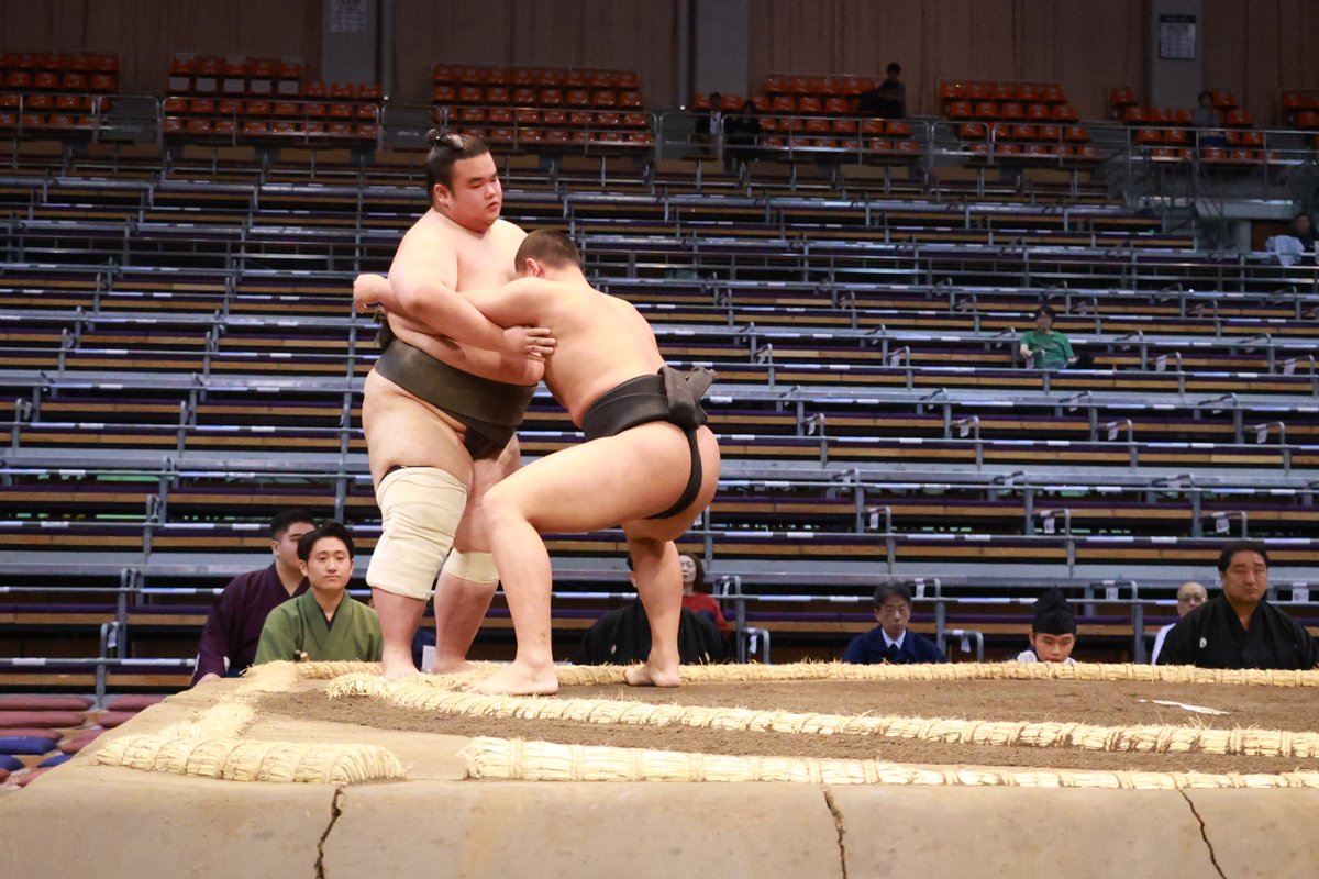 七日目の様子＞ 本日の前相撲です。 若雷‐艶郷 雷颯‐藤原 出野‐大光