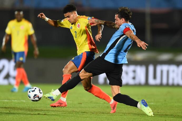 "Luis Díaz"

Porque volvió a desaparecer en el partido de Colombia ante Uruguay por las eliminatorias sudamericanas. Se fue domado por Nahitán Nández y Josema Giménez, se le congeló el pecho, mientras que en el Liverpool se cansa de hacer goles, es un cagón hijo de re mil puta.