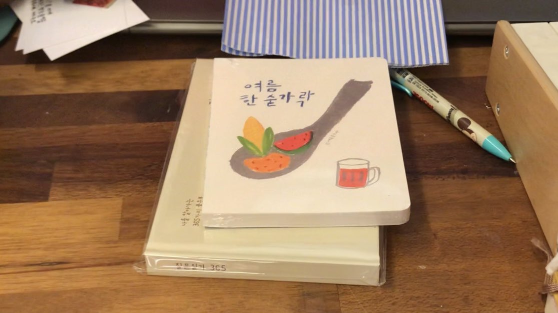 soreisord's tweet photo. 📍세화 여름문구사

여름여름하고 제주스러운 소품샵
자체제작 제품이 많은데 다 기여움 
전 여름한숟가락 노트와 질문일기를 겟했은 ..✌🏻 https://t.co/n7aKBTIpVt