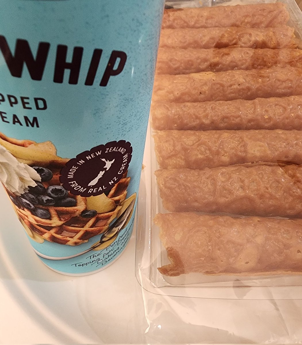 spider_hoof's tweet image. I'm at a friend's house to watch the Tyson fight, she just said "I have snacks" while giggling.
Then returns with 2 cans of of whipped cream and 2 boxes of brandy snaps....amazing! 😋