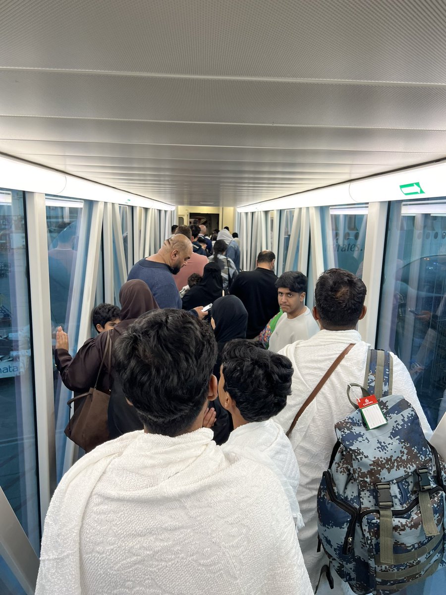 OmarAlshaker's tweet photo. @emirates @EmiratesSupport We are stop long time in the lane to get in the airplane..!! https://t.co/ncr5yVwIeh