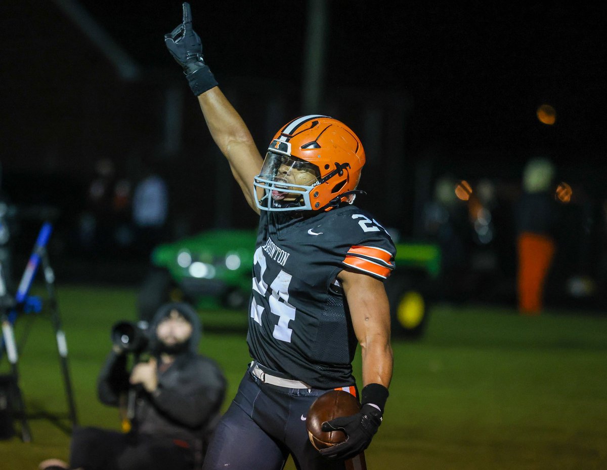 dw1509's tweet photo. FOOTBALL FINAL: DV, R19 Semifinal: @FootballIronton 41, Harvest Prep 13.

@ShaunTerryll, @Zayne_24, @SchreckBraden, @Jesse_Copas, @AidenLayne52, @QB1_kayden, @Bray2025 and Tigers are moving on.

Ironton, now 12-1, will meet with Wheelersburg in a DV regional final.

#SOSA https://t.co/byU8NoG1vh