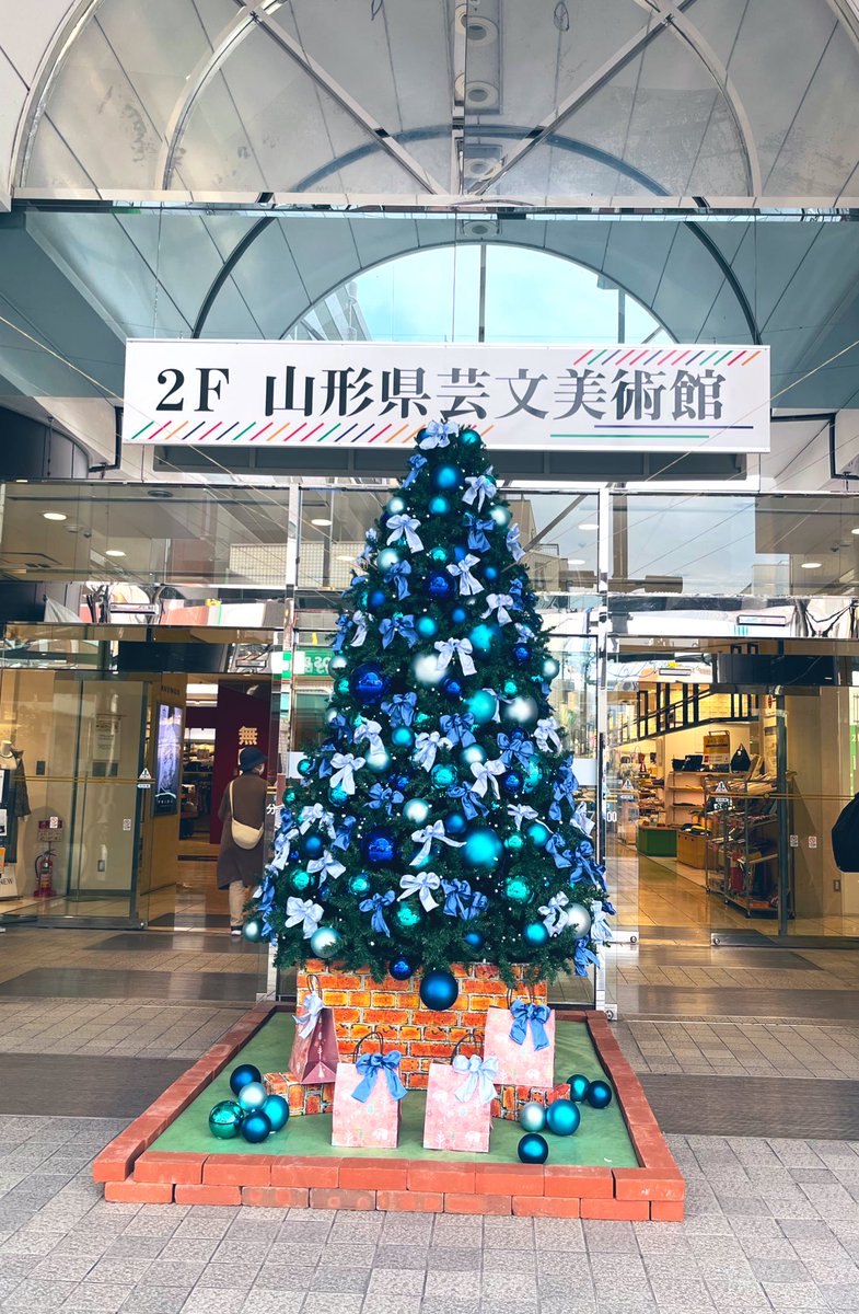 denshouji's tweet photo. 昨日より山形市七日町にありますアズ七日町2階　山形県芸文美術館において『おしゃれな墨画　山形教室展一参一』が開催されております
掛け軸や額装、パネル仕立てに表具されてる生徒の墨画作品や講師の一関恵美先生の特別賛助作品『連作　蓮』を是非ご鑑賞いただきたいです
シャツにツリーの作品も👌 https://t.co/GDoyW4MFI2