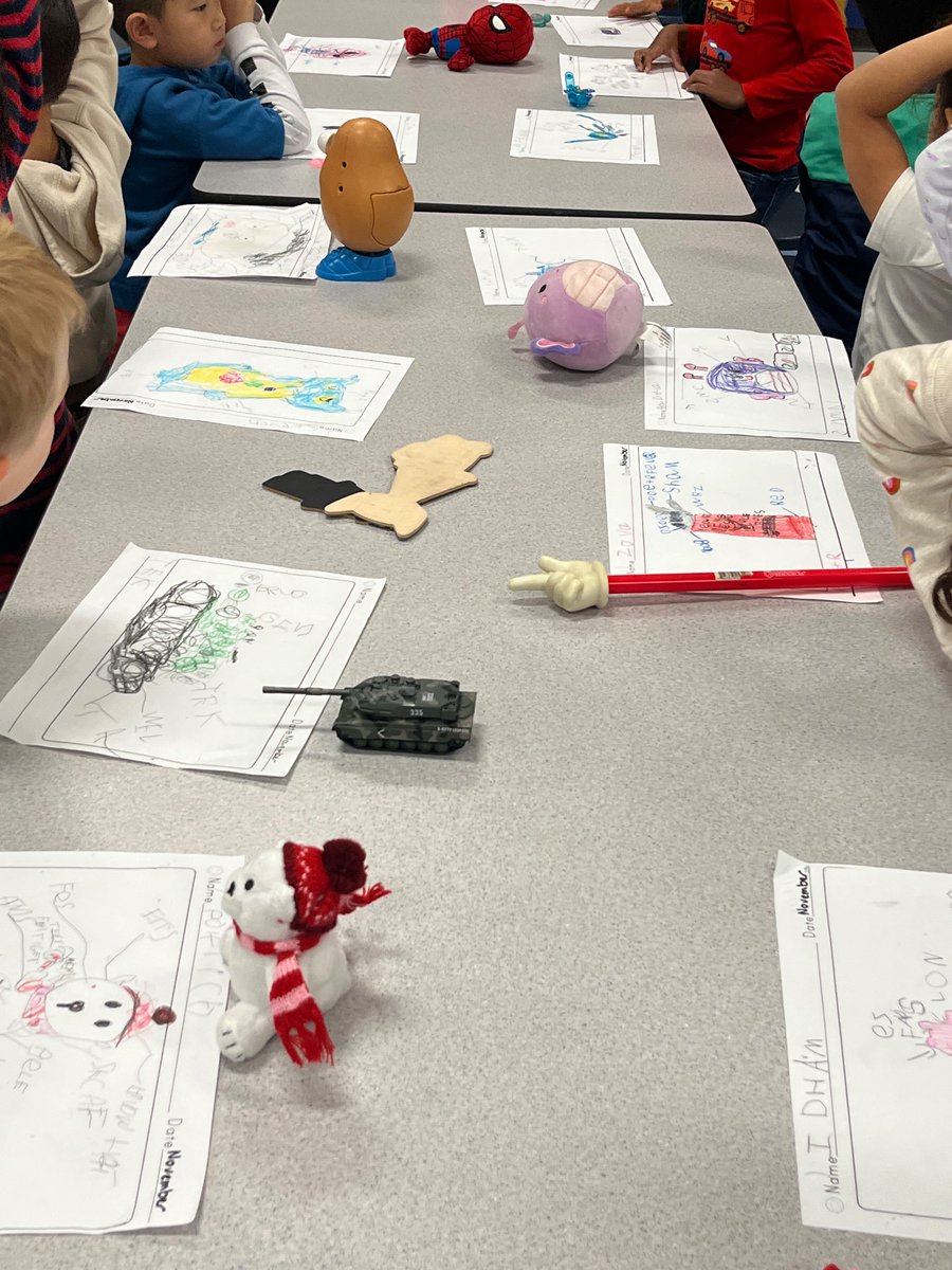 Writers share their writing at our Show and Tell museum!  #bemisthinkers <a href="/JLatarte/">Jennifer LaTarte</a> <a href="/msbeylerian/">Brittany Beylerian</a>