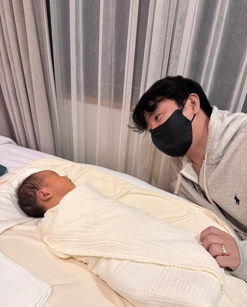 홍진호 퇴원 축하해 🥹🤍
콩콩이도 세상에 나온 걸 축하해 👏❤️