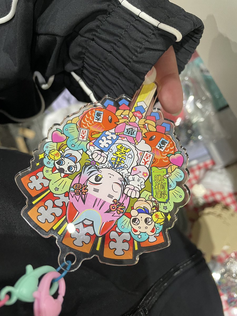 お久しぶりです
デザフェス出ています
元気な色したアクキー作りました