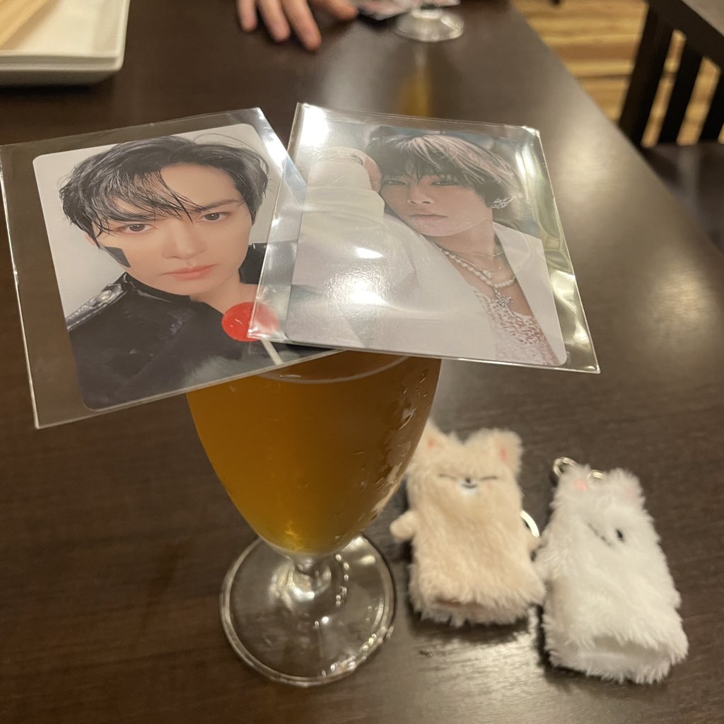 y_____chunn's tweet photo. うちらしか居ない穴場BARで昼飲み🍻スキズガンガン流れてる😍 https://t.co/vjgW9axV2L