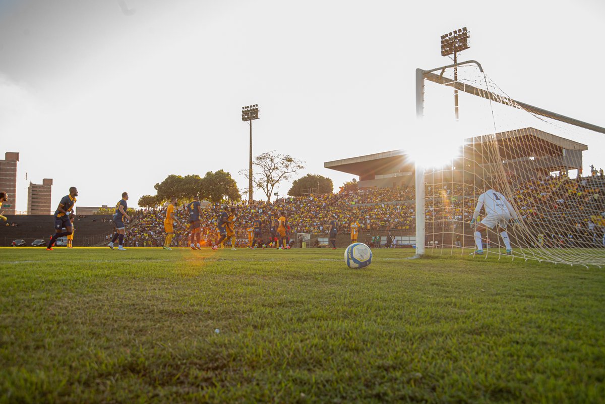 alanrones's tweet image. Eu sou um fotógrafo apaixonado pelo futebol Candango e mesmo sabendo que falta muito pra crescer, defendo a evolução que vem tendo, ainda que pouco, me sinto parte em ver nosso campeonato tendo a SEGUNDA MAIOR premiação estadual do Brasil.

#FotosFutebol #Brasiliense #Candangao
