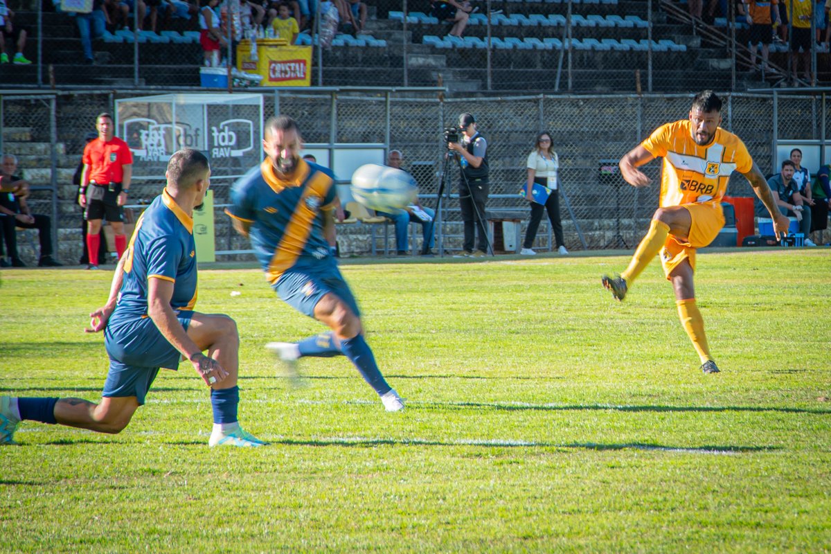 alanrones's tweet image. Eu sou um fotógrafo apaixonado pelo futebol Candango e mesmo sabendo que falta muito pra crescer, defendo a evolução que vem tendo, ainda que pouco, me sinto parte em ver nosso campeonato tendo a SEGUNDA MAIOR premiação estadual do Brasil.

#FotosFutebol #Brasiliense #Candangao