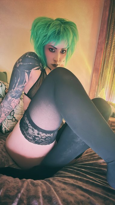 VividVivka 💜 - 2 pic. I shot something ✨aggressive✨ tonight. I’m in a mood. 🖤 https://t.co/JqN128xgKO
