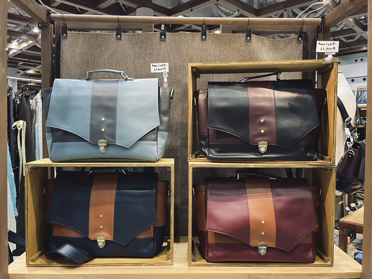 chaoticbluebag's tweet photo. #デザフェス60 に出展中です。

カラーバリエーション豊富な「4wayショルダーバッグ」「ボディバッグ」

さらに今回は新作も！
シンプルで上質な「大人のサコッシュ」がオススメです。

その他メンズ向け名刺入れやアウトレットなど。
お待ちしております😊

ブース F-49.50 https://t.co/wo7cuK5wnA