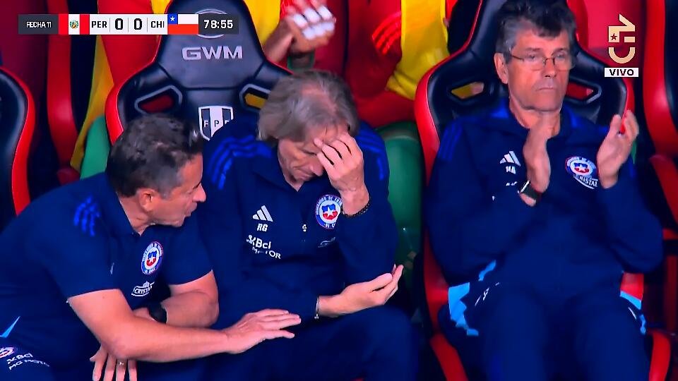 _ag2res2or_'s tweet photo. Mira esa cara de miedo y cero convicción de este paupérrimo DT que solo vende humo. Gareca un desastre. 
#VamosChile https://t.co/3SWMw25kL2